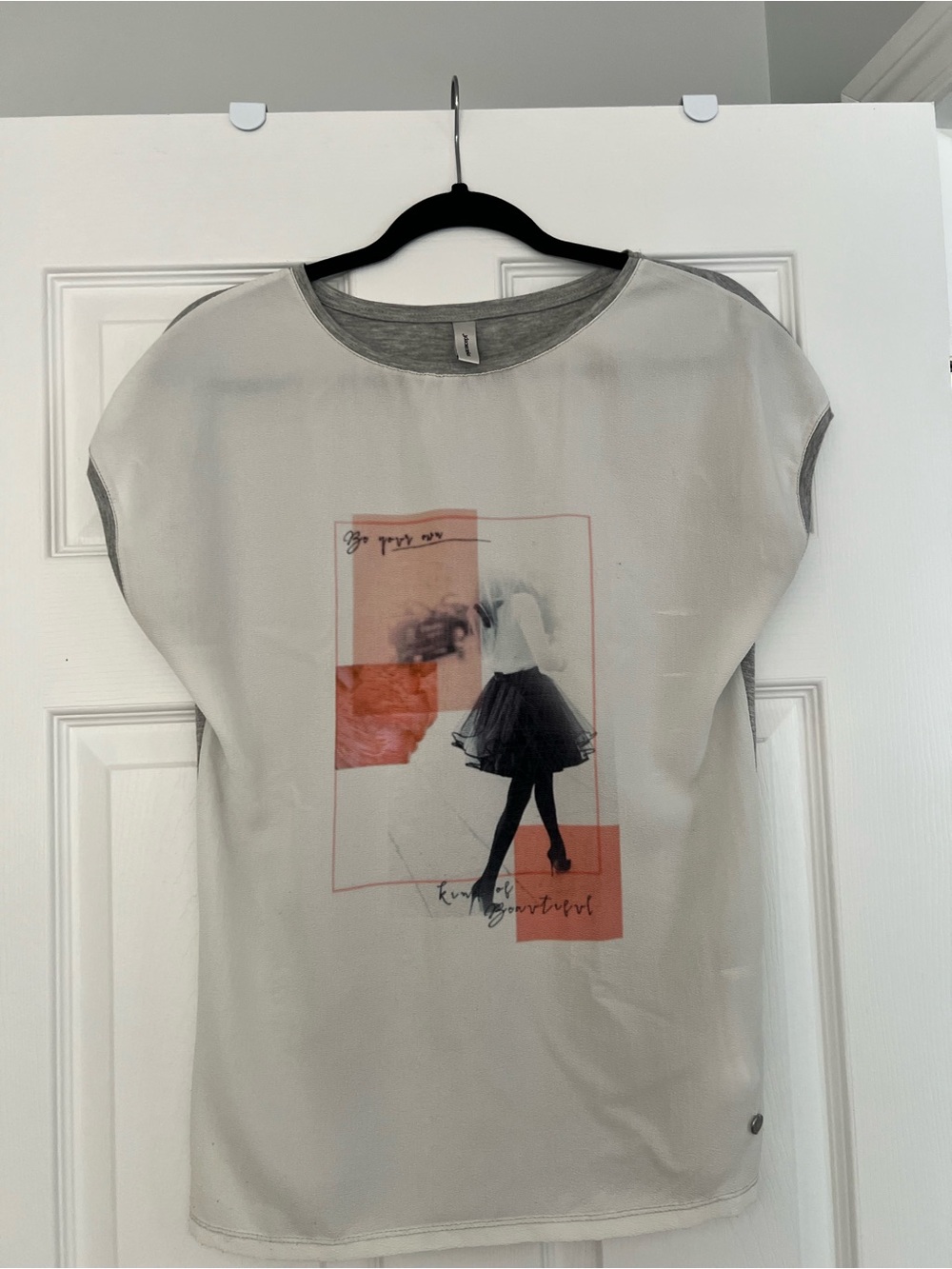 Soyaconcept Women's Graphic Short Sleeve Top in Light Gray